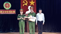 Khen thưởng đơn vị phát hiện 28 đối tượng phê ma túy trong quán karaoke