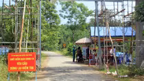 Không đeo khẩu trang, 2 đối tượng tấn công Công an đang chống dịch