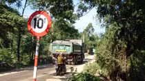 Xe chở đất, cát cơi nới đang "cày xới" đường ở Quảng Nam