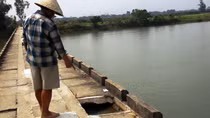 Gặp nạn trên cầu, người đàn ông rớt sông tử vong