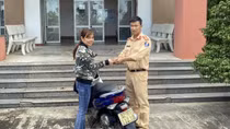 Người phụ nữ được CSGT trao trả chiếc xe máy bị mất trộm
