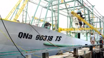 Tiếp tục "tiếp sức" hỗ trợ ngư dân bám biển