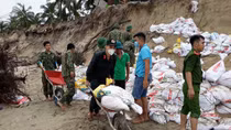 Công an tham gia làm kè bảo vệ bờ biển Cửa Đại