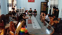 28 khách và nhân viên phê ma tuý trong quán karaoke 
