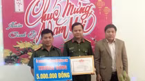Khen thưởng lực lượng bắt giữ đối tượng đâm trọng thương cụ bà