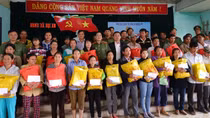 Những món quà nghĩa tình của lực lượng CAND về với người dân vùng lũ