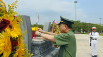 Bộ trưởng Tô Lâm dâng hương tại Tượng đài Mẹ Việt Nam anh hùng