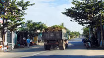 Xe thùng cơi nới, rơi đất tràn kín mặt đường
