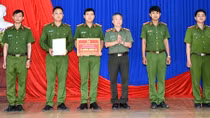 Khen thưởng đột xuất Công an xã phát hiện đối tượng mua bán, tàng trữ ma túy