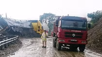 Xe đầu kéo bị hàng trăm mét khối đất đá vùi lấp trên đèo Lò Xo