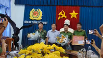 Khen thưởng xứng đáng người báo tin để bắt giữ Triệu Quân Sự