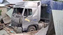 Xe container tông sập nhà, 3 người trong gia đình lọt thỏm dưới gầm xe