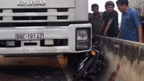 Ba học sinh trọng thương sau va chạm với ôtô tải