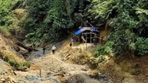 Giao Công binh phá hủy các hầm, lò khai thác vàng trái phép tại Quảng Nam