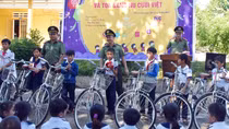Mang Trung thu yêu thương đến với học sinh miền núi