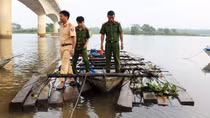Tạm giữ gỗ lậu và tàu khai thác cát trái phép trên sông Thu Bồn