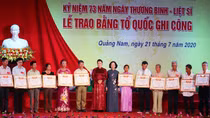 Chủ tịch Quốc hội trao Bằng Tổ quốc ghi công cho thân nhân liệt sĩ