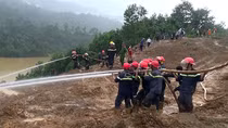 Tìm kiếm các nạn nhân mất tích do sạt lở núi ở Quảng Nam