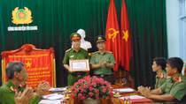 Khen thưởng đột xuất lực lượng Công an xung kích phòng chống lũ lịch sử