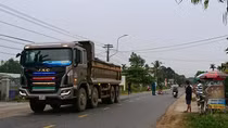 Va chạm xe tải chở đất, 1 nữ sinh lớp 8 đi xe đạp trọng thương