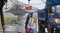 Mưa gió lớn làm tốc mái lán trại tại chốt kiểm soát dịch COVID-19