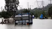 Nước lũ tiếp tục lên, hàng vạn học sinh Quảng Nam nghỉ học