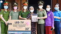 Tặng quà thân nhân liệt sĩ CAND