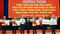 Phó Chủ tịch nước trao tặng 500 nhà tình nghĩa tại miền Trung