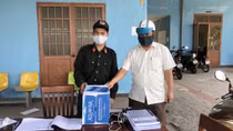 Người dân động viên, sẻ chia cùng Công an ở “cửa ngõ" phòng chống dịch