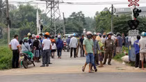 Băng qua đường ngang, người đàn ông bị tàu kéo lê trăm mét tử vong