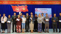 225 suất quà đến với người nghèo, khuyết tật phường Điện Ngọc