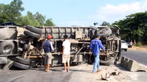 Tài xế may mắn thoát nạn sau khi 2 xe tải đối đầu trên quốc lộ