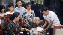 Chủ tịch Quốc hội thăm, tặng quà gia đình chính sách 