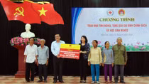 Phó Chủ tịch nước tặng quà trẻ em, gia đình chính sách khó khăn