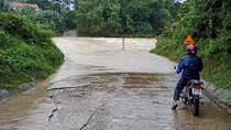 Mưa lũ cô lập huyện vùng cao Nam Trà My