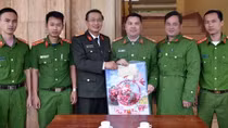 Công an Quảng Nam tặng quà Tết ở vùng biên giới