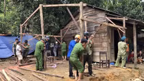 Công an Quảng Nam giúp dân khắc phục hậu quả bão lũ