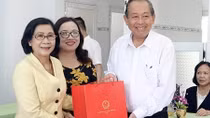 Đồng chí Trương Hòa Bình tặng quà cho trẻ em khuyết tật tỉnh Quảng Ngãi