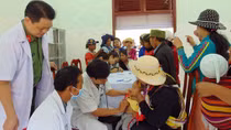 Khám bệnh, cấp phát thuốc miễn phí cho đồng bào Cơ tu tại vùng biên giới