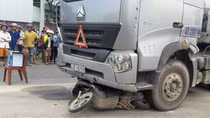 4 người trong gia đình thương vong sau khi va chạm với xe đầu kéo