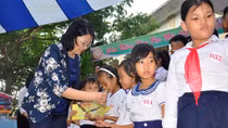 Phó Chủ tịch nước Đặng Thị Ngọc Thịnh tặng quà trung thu cho trẻ em Quảng Nam