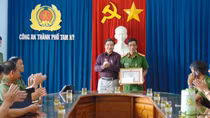 Khen thưởng lực lượng Công an phối hợp phá án trộm sâm Ngọc Linh