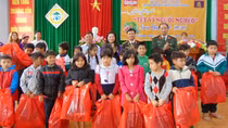 Thêm 500 suất quà đến với học sinh vùng núi Quảng Nam