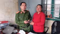Người phụ nữ vui mừng nhận lại số tiền dành dụm mua đồ Tết cho con