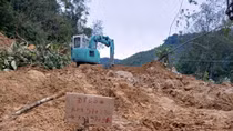 Mưa lớn đã gây sạt lở đường ở khu vực biên giới Quảng Nam