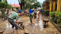 Tuổi trẻ Công an tham gia khắc phục hậu quả mưa lũ