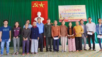 Trao quà hỗ trợ gia đình chính sách khó khăn xã Cẩm Thanh