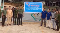 Tuổi trẻ Công an giúp làm khu vui chơi tại thôn Yều