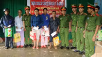 Sẻ chia khó khăn với bà con vùng lũ Quảng Nam