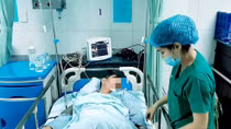 Thợ mộc bị thanh gỗ đâm xuyên bụng